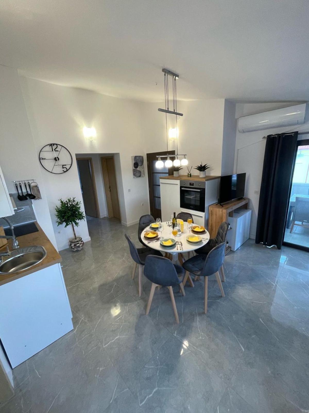 Apartments Mia Бибине Стая снимка