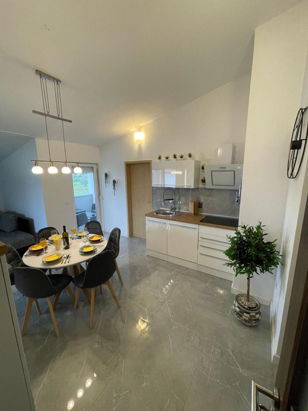 Apartments Mia Бибине Екстериор снимка